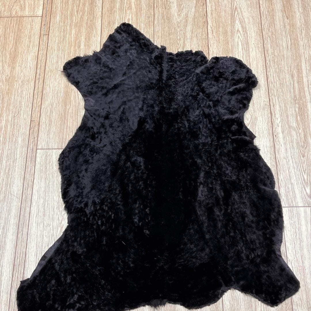 Black Sheepskin Rug: Genuine Australian Sheep Hide, Soft Fur (70x100 cm / 2.3x3.33 Ft - BuzzLeatherCarpetBlack Sheepskin Rug: Genuine Australian Sheep Hide, Soft Fur (70x100 cm / 2.3x3.33 Ft