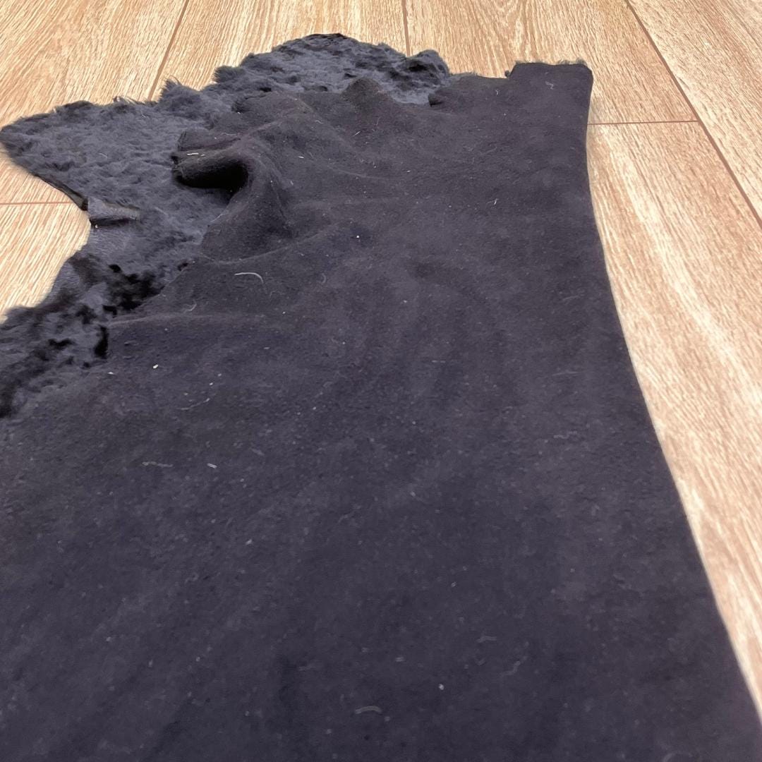 Black Sheepskin Rug: Genuine Australian Sheep Hide, Soft Fur (70x100 cm / 2.3x3.33 Ft - BuzzLeatherCarpetBlack Sheepskin Rug: Genuine Australian Sheep Hide, Soft Fur (70x100 cm / 2.3x3.33 Ft