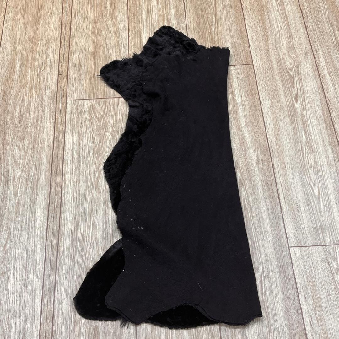 Black Sheepskin Rug: Genuine Australian Sheep Hide, Soft Fur (70x100 cm / 2.3x3.33 Ft - BuzzLeatherCarpetBlack Sheepskin Rug: Genuine Australian Sheep Hide, Soft Fur (70x100 cm / 2.3x3.33 Ft